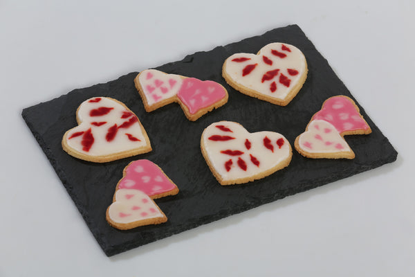 biscuits en forme de coeurs avec glaçage coeurs roses et bouche rouge